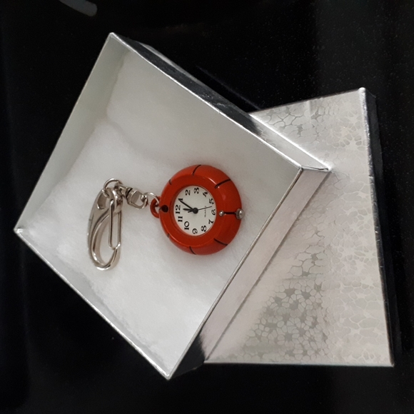 Clip-on watch - Picture 1 of 6